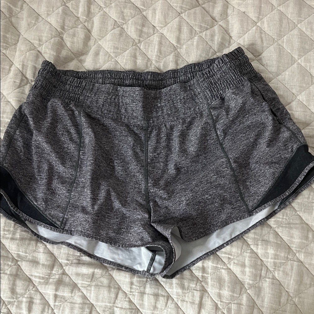 Lululemon hotty hot 2.5 inch shorts